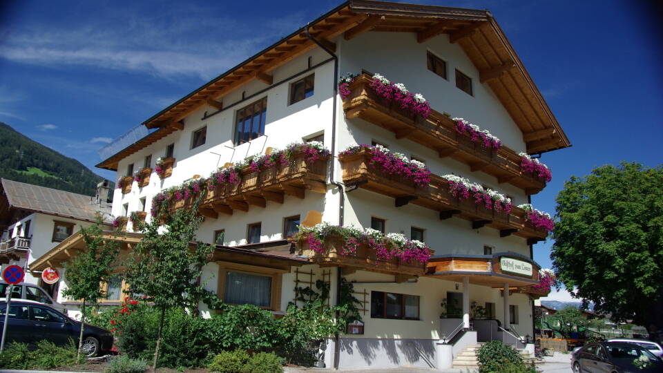Gasthof zum Löwen är lugnt beläget med natursköna omgivningar i Aschau im Zillertal..