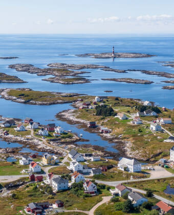 Hotel Frøya ligger bortgjemt i Norges avsidesliggende landskap, og tilbyr en uforglemmelig ferie langs kysten.