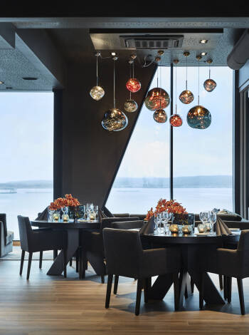 Die Skybar ist der perfekte Ort, um sich nach einem Tag voller Abenteuer zu entspannen und die atemberaubende Aussicht zu genießen.