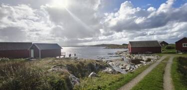 Das nicht weit entfernte Titran bietet ein einzigartiges Ambiente mit atemberaubenden Landschaften.
