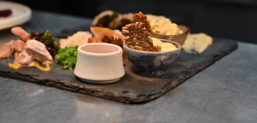 Das Hotelrestaurant serviert frische norwegische Köstlichkeiten aus der Region.