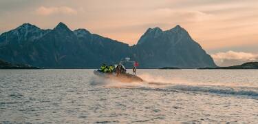 Erleben Sie Seeadler-Safaris, Angeln, RIB-Touren und Inselhüpfen für eine unvergessliche Reise.