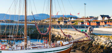 Brekstad ist eine malerische Stadt, die für ihre schönen Naturlandschaften und maritimen Traditionen bekannt ist.