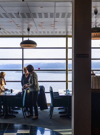 Njut av en måltid medan du beundrar panoramautsikten från den vackra restaurangen.
