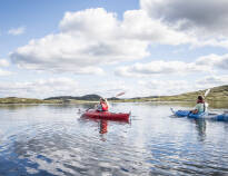 Gæsterne kan leje robåd, kajak eller kano på hotellet og slappe af på søen.