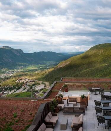 Genießen Sie Cocktails, Wein oder Kaffee in der gemütlichen Bar und Lounge des Hotels oder entspannen Sie auf der Terrasse mit einem der besten Ausblicke Hemsedals.