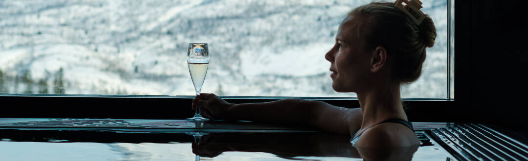 Det luksuriøse spaet har innendørs og utendørs boblebad, badstuer og dampbad.