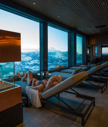 Das luxuriöse Spa verfügt über Innen- und Außenwhirlpools, Saunen und Dampfbäder.