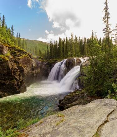 Der spektakuläre Wasserfall Rjukandefossen liegt etwa 10–15 Autominuten vom Hotel entfernt.