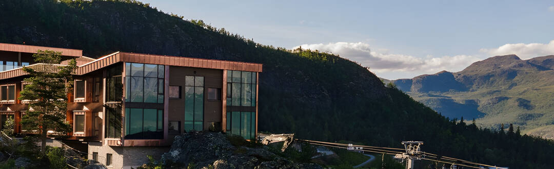Das Hotel liegt hoch über Hemsedal und bietet eine ruhige Lage mit Panoramablick.