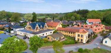 The hotel is beautifully located in a quiet area in Kupfermühle, not far from Flensburg Fjord and the Danish-German border.