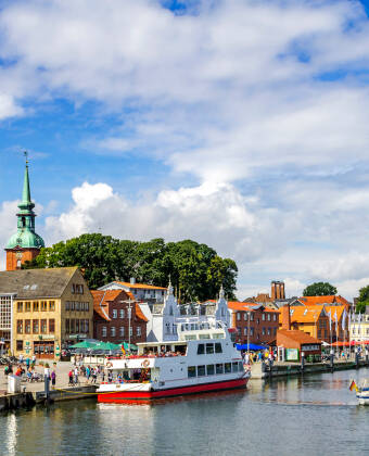 Oppdag den sjarmerende nordtyske havnebyen Flensburg, som byr på mange severdigheter.