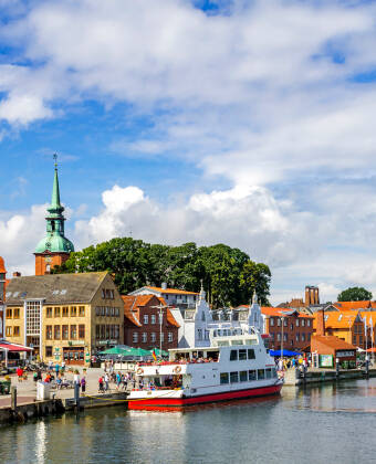 Oppdag den sjarmerende nordtyske havnebyen Flensburg, som byr på mange severdigheter.