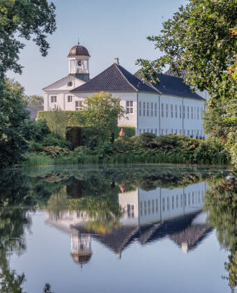 Beliggenheten gjør det enkelt å utforske både Nord-Tyskland og Sør-Danmark, inkludert nærliggende Gråsten slott.