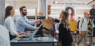 In der Nähe gibt es mehrere Einkaufsmöglichkeiten, darunter ein großes Einkaufszentrum und beliebte Grenzshops.