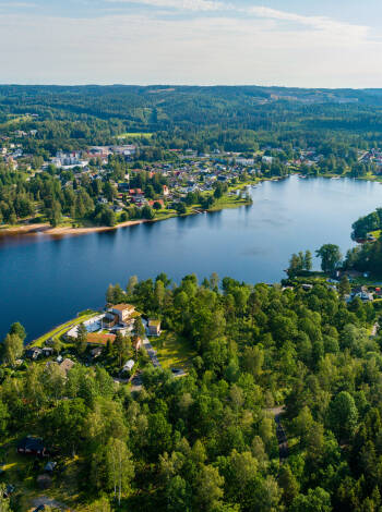 Sjöar, skogar och vackra promenadstråk finns alldeles i närheten.