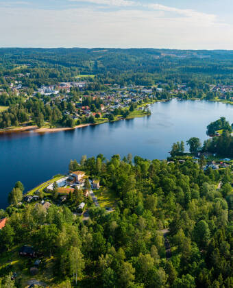 Sjöar, skogar och vackra promenadstråk finns alldeles i närheten.