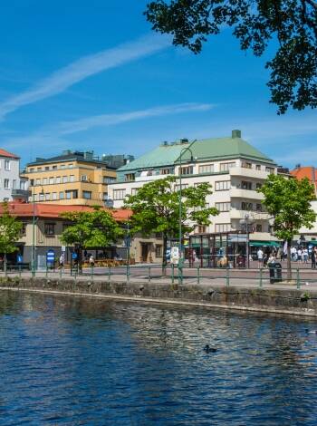 Ta en promenad längs Viskan, som slingrar sig genom Borås centrum.