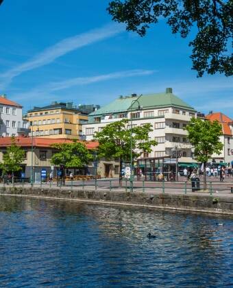 Ta en promenad längs Viskan, som slingrar sig genom Borås centrum.
