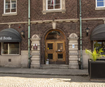 Bo i en smukt bevaret, historisk bygning fra 1929.