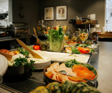 Start dagen med en morgenmadsbuffet, der er kendt for sin variation og kvalitet.