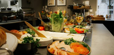 Start dagen med en morgenmadsbuffet, der er kendt for sin variation og kvalitet.