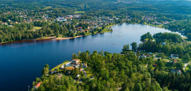 Innsjøer, skoger og vakre turstier ligger bare et steinkast unna.