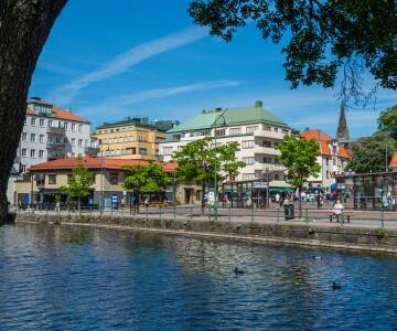 Spazieren Sie entlang des Flusses Viskan, der durch das Zentrum von Borås fließt.