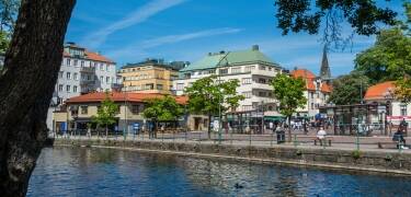 Spazieren Sie entlang des Flusses Viskan, der durch das Zentrum von Borås fließt.