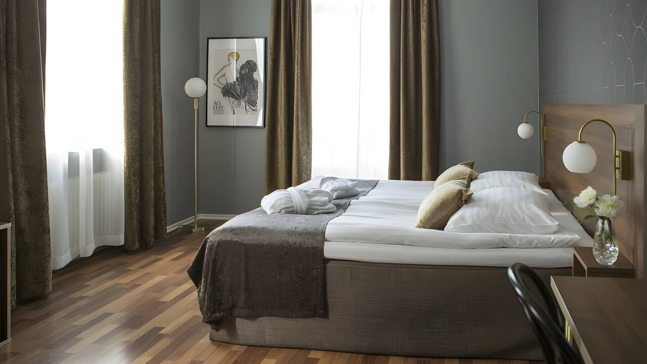 Koppla av i bekväma, välutrustade rum.