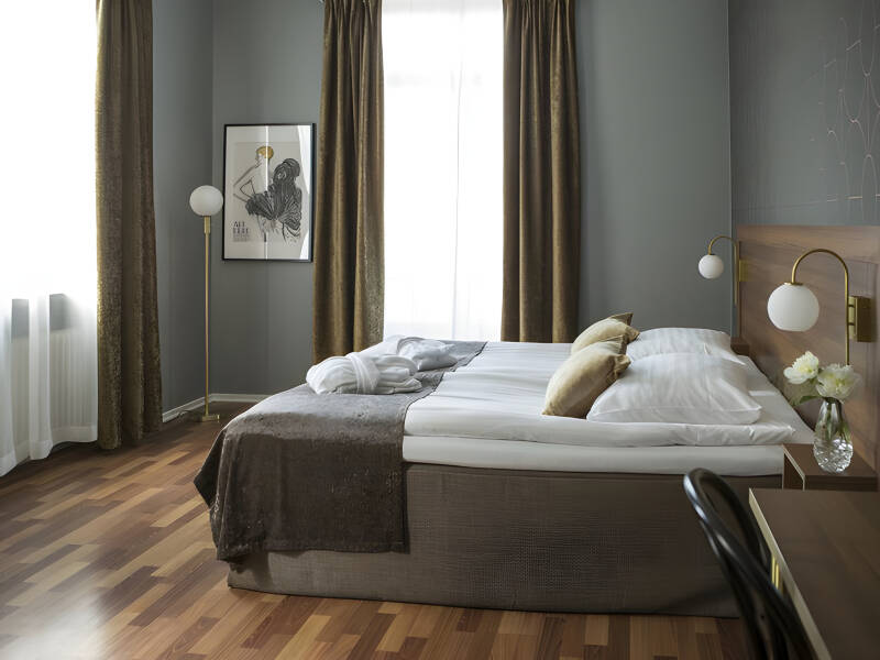 Slapp av i komfortable, velutstyrte rom.