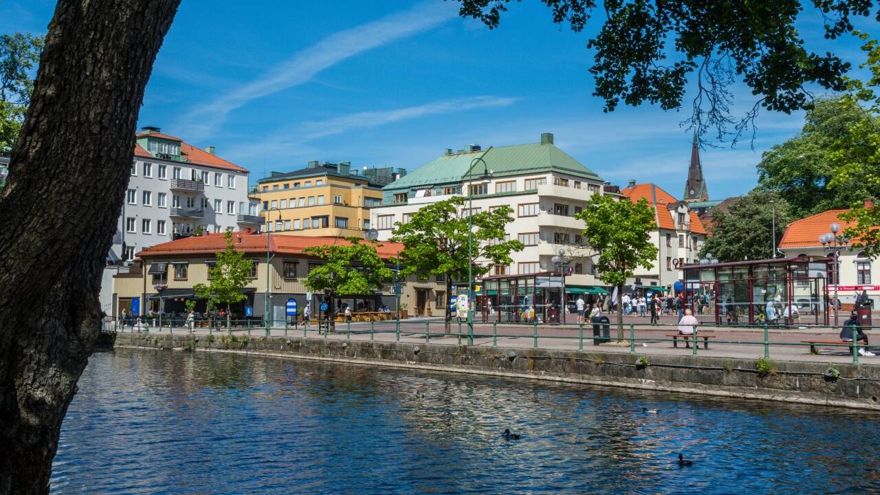 Spazieren Sie entlang des Flusses Viskan, der durch das Zentrum von Borås fließt.