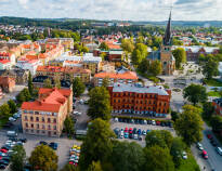 Entdecken Sie das charmante Zentrum von Borå, das viele Einkaufsmöglichkeiten, Kultur und Sehenswürdigkeiten bietet.