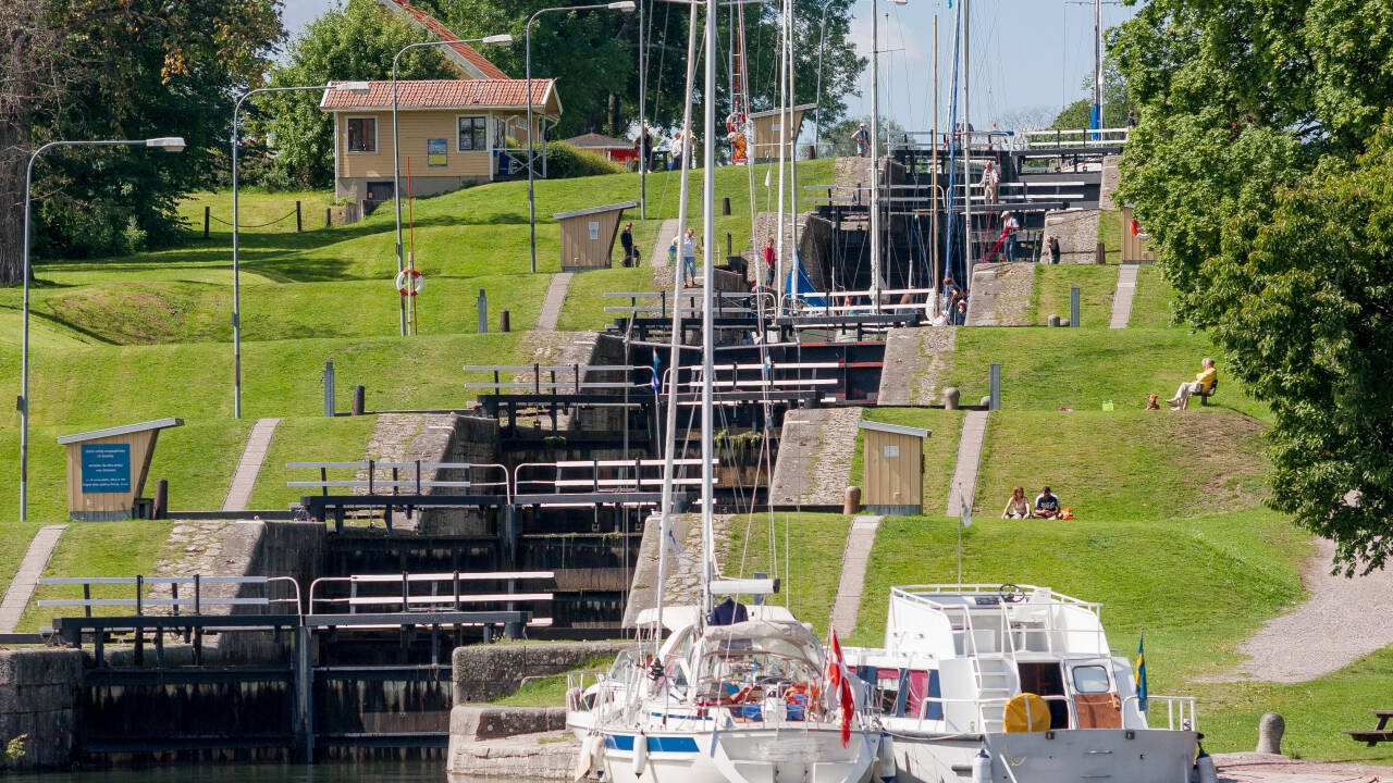 Sie wohnen auch nur eine kurze Fahrt von der Schleuse entfernt, wo der Göta-Kanal in den Roxen-See mündet.

