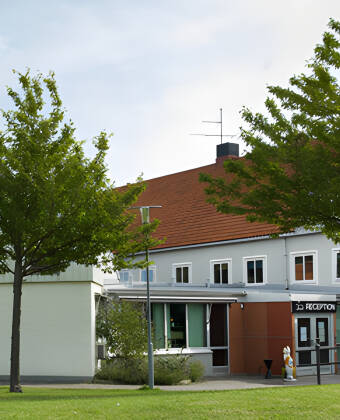 Bo komfortabelt på hotellets nydelige rom, og få en velkomstgave når dere bestiller med Risskov Bilferie.