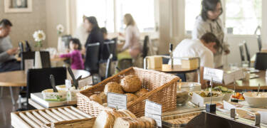 Ein gutes Frühstücksbuffet wird jeden Morgen in den freundlichen Räumlichkeiten des Hotels serviert.