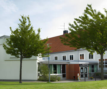 Bo komfortabelt på hotellets nydelige rom, og få en velkomstgave når dere bestiller med Risskov Bilferie.