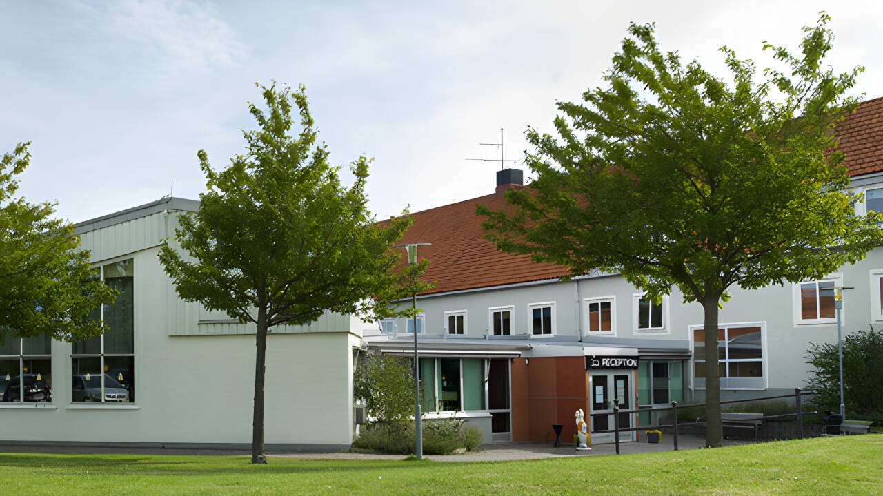 Bo bekvämt i hotellets fina rum och njut av er välkomstpåse, "Svanen", vid bokning hos Risskov Bilsemester.