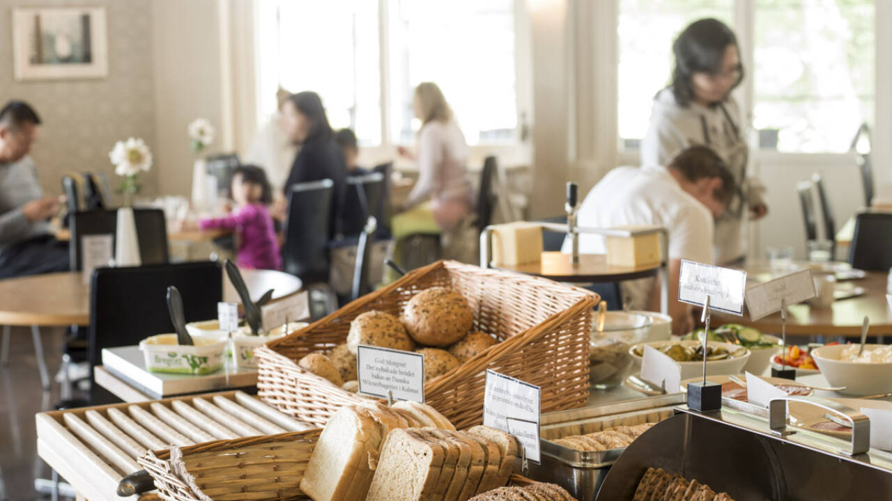 Ein gutes Frühstücksbuffet wird jeden Morgen in den freundlichen Räumlichkeiten des Hotels serviert.