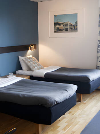 Die komforablen Zimmer verfügen über ein eigenes Bad, einen Haartrockner, komfortable Betten und einen TV.