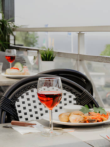 Unna er god hemlagad mat i hotellets trevliga restaurang med uteservering och vinterträdgård.