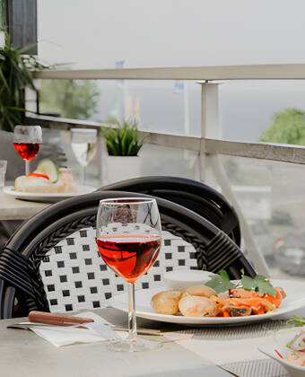 Genießen Sie das gute Frühstück mit schöner Aussicht. Am Abend wird das Hauptgericht im gemütlichen Hotelrestaurant serviert.
