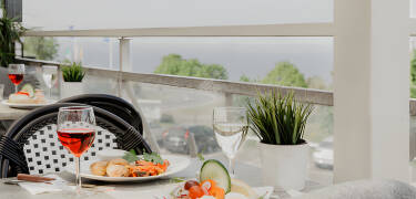 Genießen Sie das gute Frühstück mit schöner Aussicht. Am Abend wird das Hauptgericht im gemütlichen Hotelrestaurant serviert.
