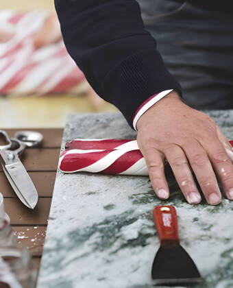 Legg turen innom den nærliggende byen Gränna, som er kjent for sin produksjon av den svenske sukkerstangen ’Polkagrisen’.