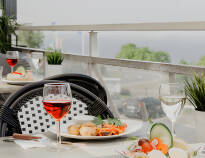 Skjem dere selv bort med god hjemmelaget mat i hotellets flotte restaurant, hvor det er utendørs terrasse og vinterhage.
