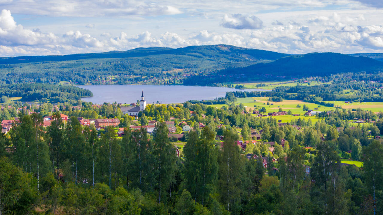 Tag på spændende udflugter i Dalarna og oplev charmerende byer og landsbyer, såsom Mora, Dalhalla og Rättvik.