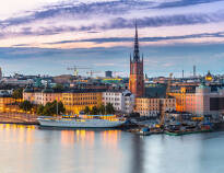 Hotellet ligger ca. 20 km fra Stockholm, dets seværdigheder og shopping.