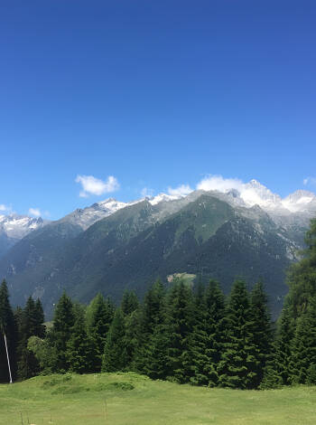 Du kan njuta av Dolomiternas prakt och de idylliska vyerna under en lugn promenad.