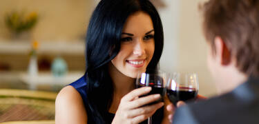 Middag i restauranten byder på nydelse på tallerkenen og i glasset.