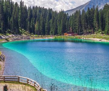 Besök Montagnoli-sjön, känd för sitt turkosblå vatten och en perfekt plats för en avkopplande picknick i ett fantastiskt naturligt solarium i Dolomiterna.